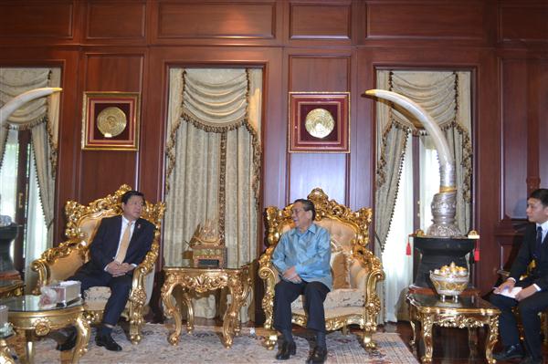 ເລຂາຄະນະພັກນະຄອນໂຮ່ຈີມິນພົບປະກັບອະດີດການນຳລາວ